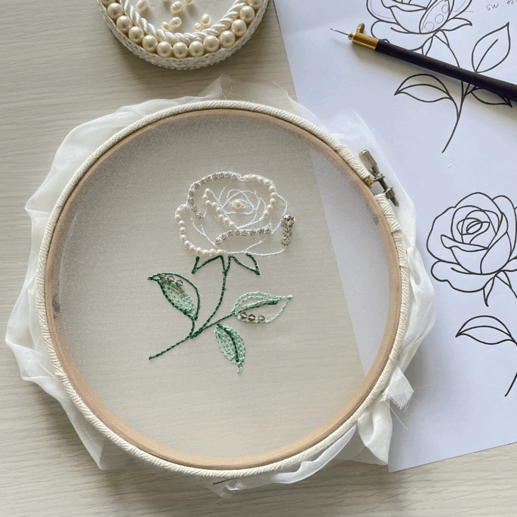 白薔薇の刺繍