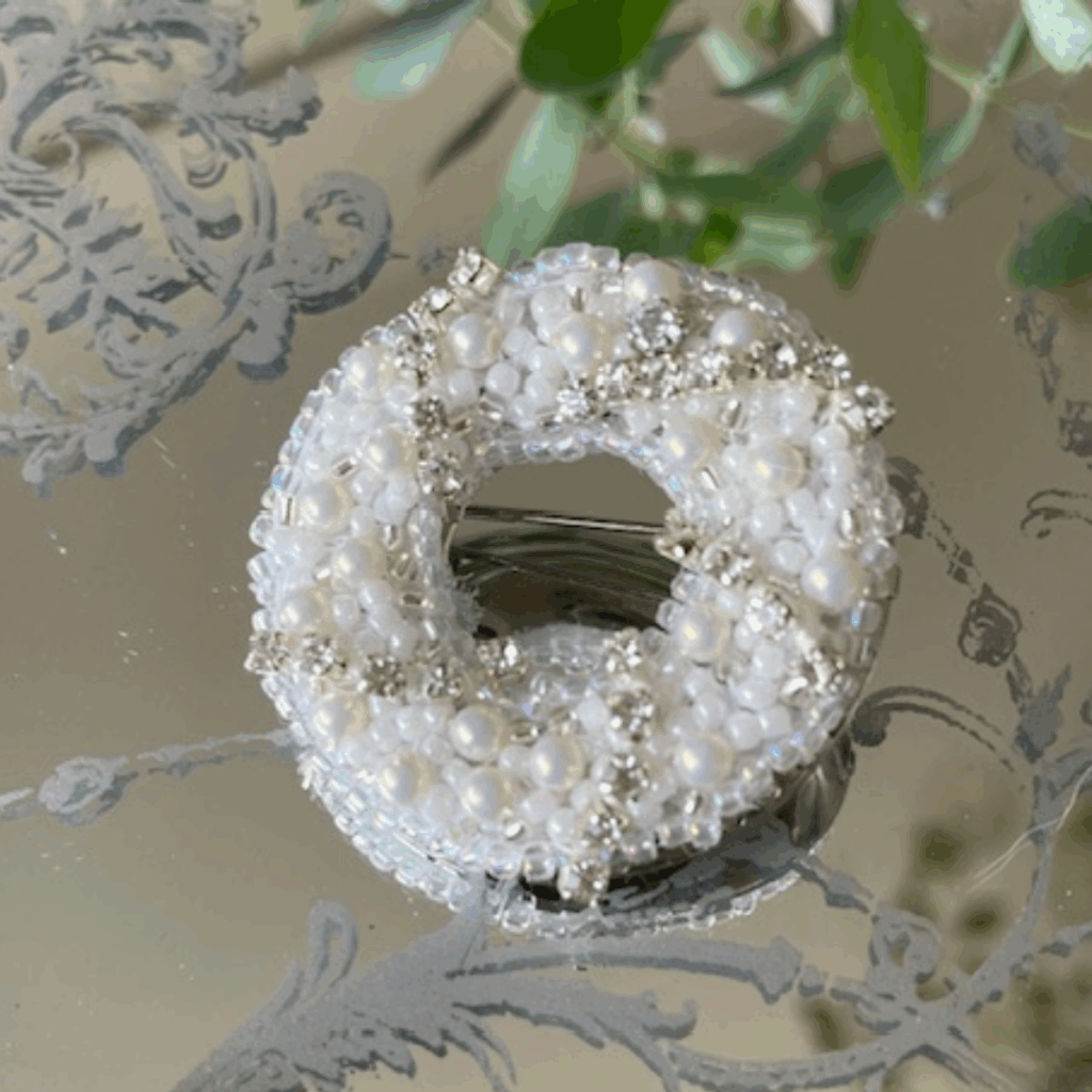 オートクチュール刺繡体験レッスン 白いリースブローチ