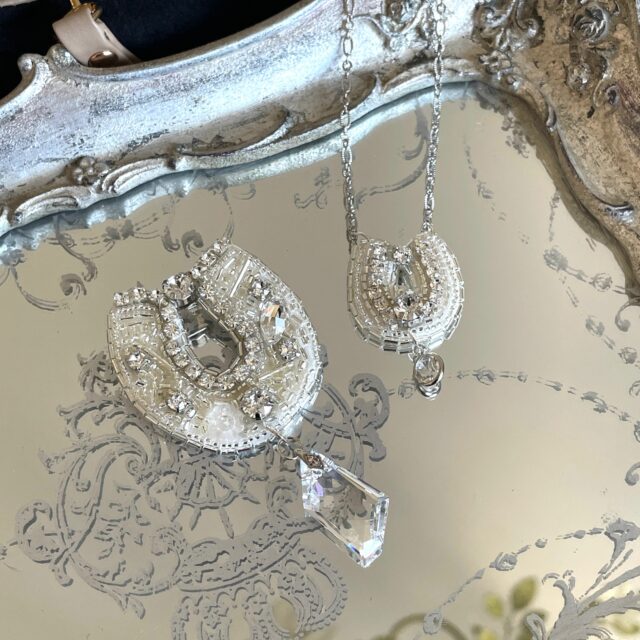 【クリスマスからお正月へ】ホースシューネックレス＆ブローチに込めた想い・限定クリスマスキット　刺繍教室エクラノワール