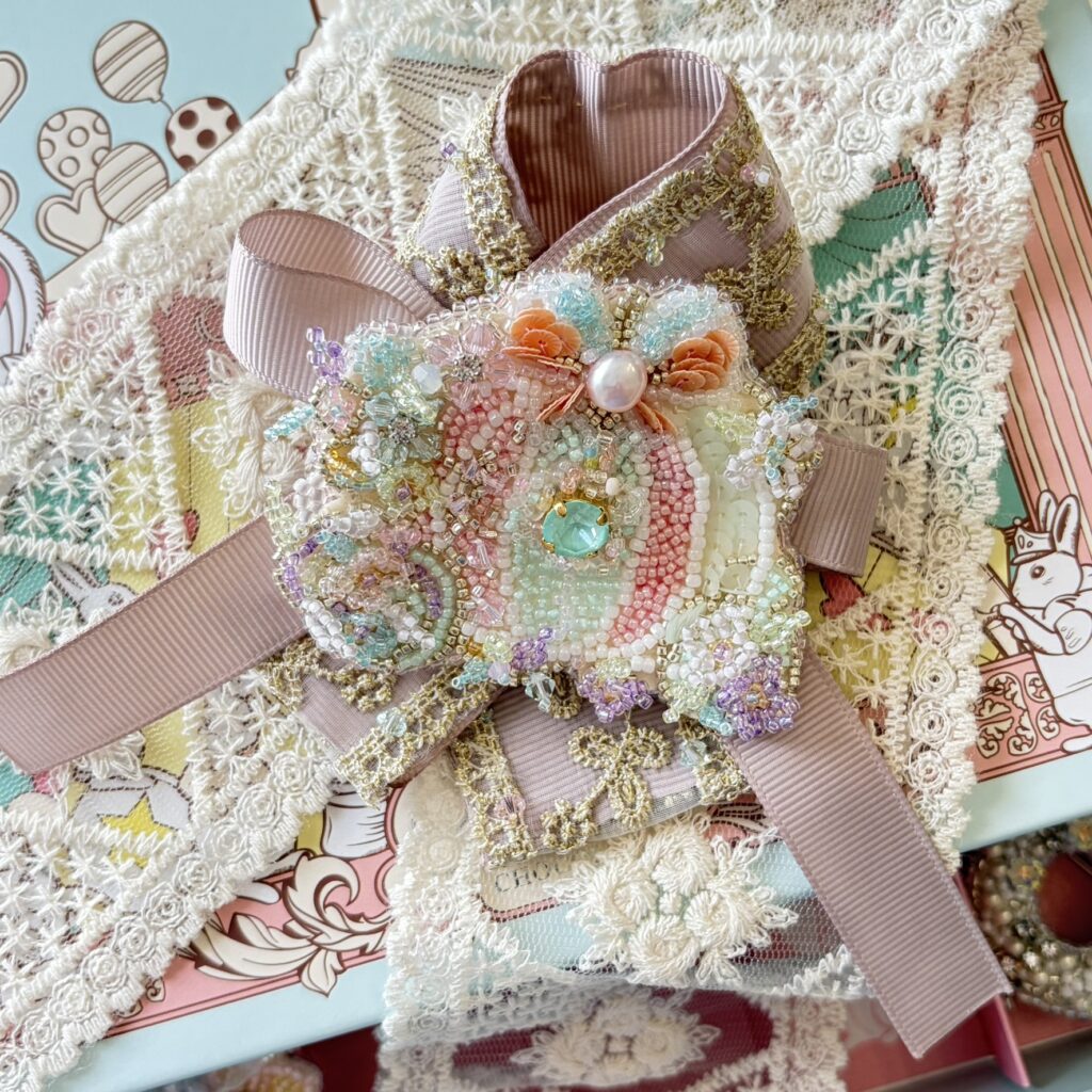 もも色パンプキンブローチ
リュネビル刺繍 京都刺繍教室エクラノワール